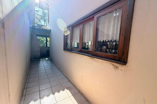 Corredor lateral da área de serviço de casa de condomínio à venda com 3 quartos, 360m² em Chácara Malota, Jundiaí