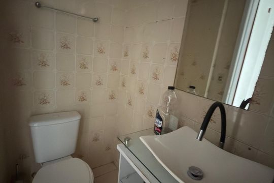 Banheiro social de apartamento à venda com 3 quartos, 69m² em Cnb 8, Brasília