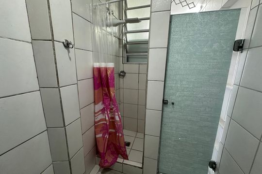 Banheiro de apartamento para alugar com 1 quarto, 40m² em Itararé, São Vicente