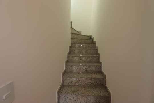 Escada entrada de casa à venda com 2 quartos, 140m² em Vila América, Santo André