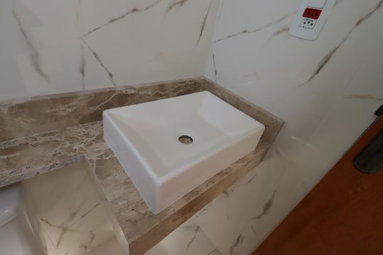 Banheiro da Suíte 1 - Pia de casa à venda com 2 quartos, 140m² em Vila América, Santo André