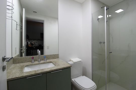 Banheiro de kitnet/studio para alugar com 1 quarto, 27m² em Indianópolis, São Paulo