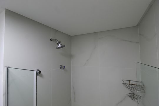 Banheiro de kitnet/studio para alugar com 1 quarto, 27m² em Indianópolis, São Paulo