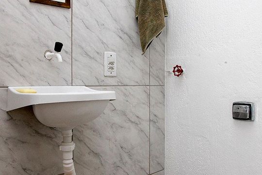 Banheiro de kitnet/studio para alugar com 1 quarto, 26m² em Centro Histórico, Porto Alegre