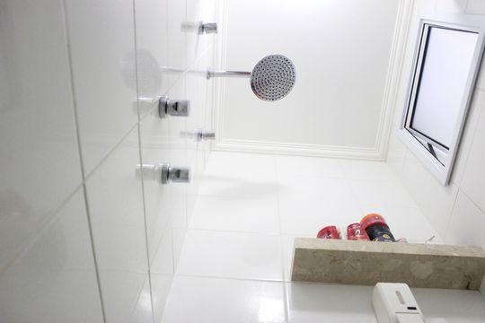 Banheiro social de apartamento à venda com 3 quartos, 83m² em Jardim Flor da Montanha, Guarulhos