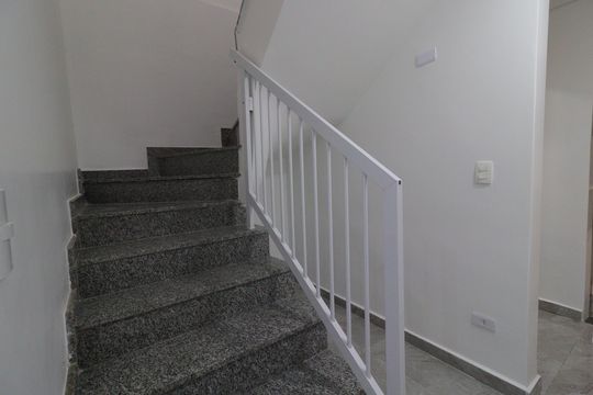 Escada de casa para alugar com 3 quartos, 133m² em Jardim Sonia (zona Sul), São Paulo