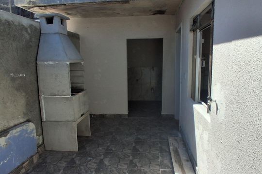 Área externa de casa para alugar com 2 quartos, 70m² em Pinheirinho, Curitiba