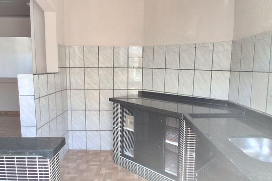 Cozinha de casa para alugar com 2 quartos, 70m² em Pinheirinho, Curitiba