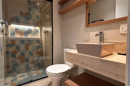 Banheiro suíte de apartamento para alugar com 1 quarto, 55m² em Alphaville Empresarial, Barueri
