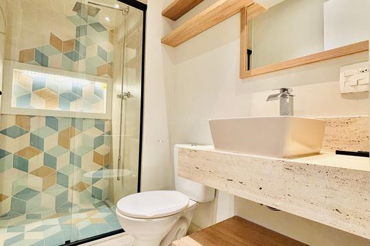 Banheiro social de apartamento para alugar com 1 quarto, 55m² em Alphaville Empresarial, Barueri