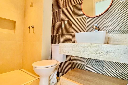 Banheiro social 2 de apartamento para alugar com 1 quarto, 55m² em Alphaville Empresarial, Barueri