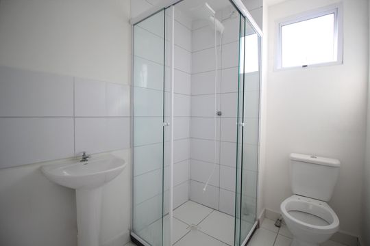 Banheiro de apartamento para alugar com 2 quartos, 39m² em Santa Fé, Porto Alegre