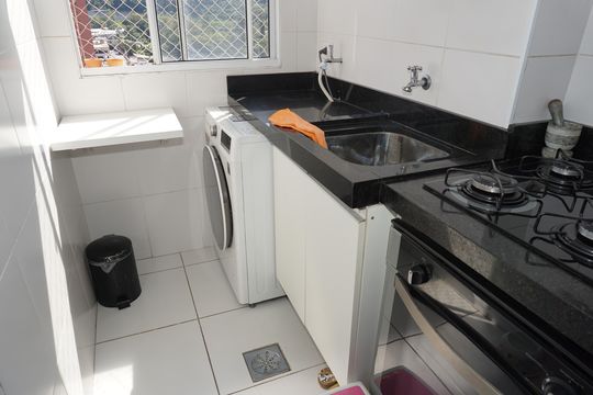 Lavanderia de apartamento para alugar com 2 quartos, 50m² em Jardim Vista Alegre, Embu das Artes