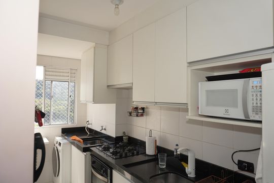 Cozinha de apartamento para alugar com 2 quartos, 50m² em Jardim Vista Alegre, Embu das Artes
