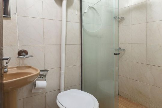 Banheiro de casa de condomínio para alugar com 2 quartos, 540m² em Parque Anchieta, Nilópolis