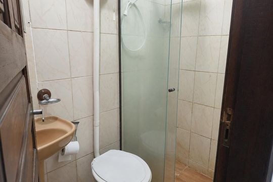 Banheiro de casa de condomínio para alugar com 2 quartos, 540m² em Parque Anchieta, Nilópolis