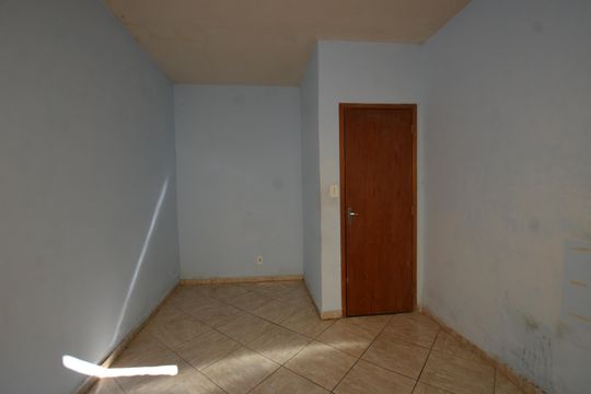 Quarto 1 de casa para alugar com 2 quartos, 55m² em Marechal Hermes, Rio de Janeiro