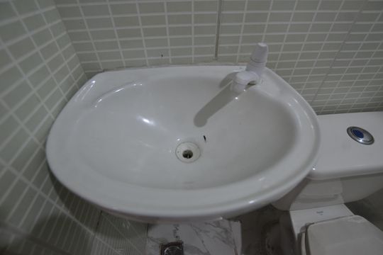 Banheiro de casa para alugar com 2 quartos, 55m² em Marechal Hermes, Rio de Janeiro