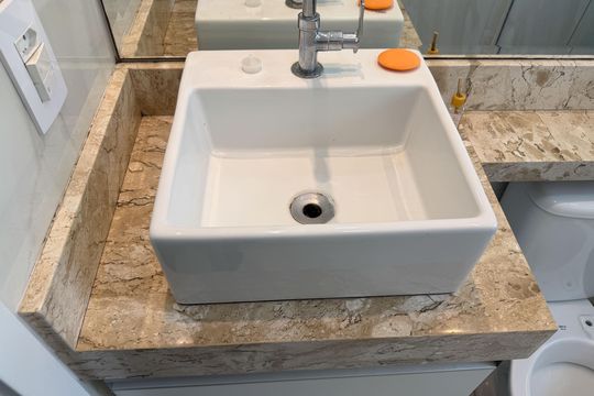 Banheiro de apartamento para alugar com 2 quartos, 49m² em Areia Branca, Santos