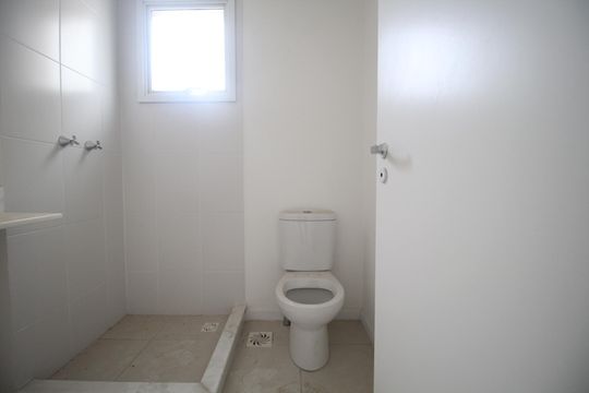Banheiro de apartamento à venda com 2 quartos, 54m² em Jardim Carvalho, Porto Alegre