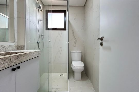 Banheiro suíte  de apartamento para alugar com 2 quartos, 71m² em Saco dos Limões, Florianópolis