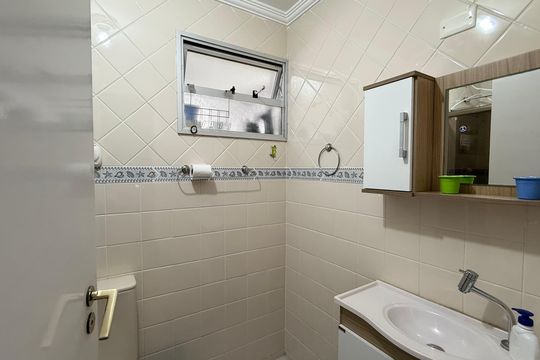 Banheiro Social de apartamento para alugar com 3 quartos, 85m² em Jardim Belmar, Guarujá