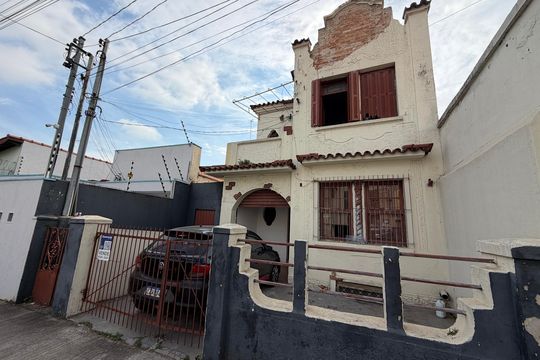 Fachada de casa à venda com 2 quartos, 50m² em Centro, Jundiaí