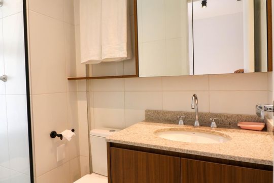 Banheiro de kitnet/studio para alugar com 1 quarto, 23m² em Jardim das Acacias, São Paulo