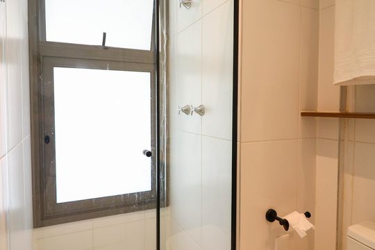 Banheiro de kitnet/studio para alugar com 1 quarto, 23m² em Jardim das Acacias, São Paulo