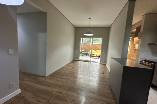 Sala de apartamento para alugar com 2 quartos, 100m² em Jardim Tupanci, Barueri