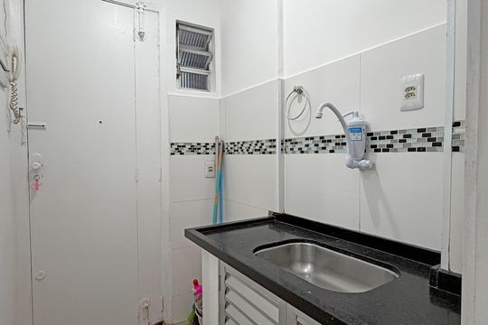 Cozinha de kitnet/studio para alugar com 1 quarto, 20m² em Gonzaga, Santos