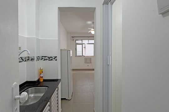 Cozinha de kitnet/studio para alugar com 1 quarto, 20m² em Gonzaga, Santos