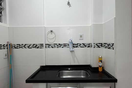 Cozinha de kitnet/studio para alugar com 1 quarto, 20m² em Gonzaga, Santos