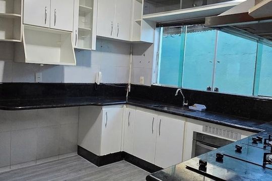 Cozinha de casa de condomínio à venda com 4 quartos, 230m² em Condomínio Quintas do Sol, Brasília