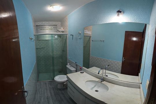 Banheiro de casa de condomínio à venda com 4 quartos, 230m² em Condomínio Quintas do Sol, Brasília