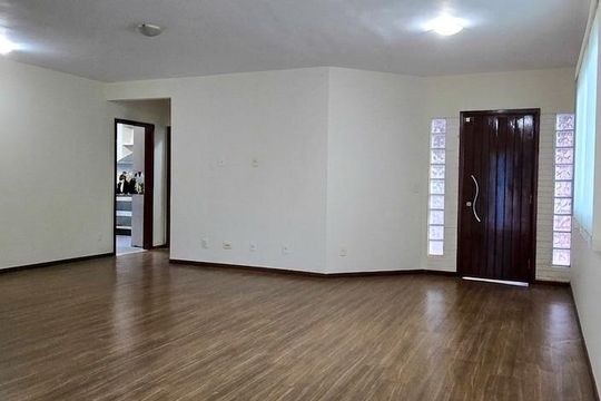 Sala de casa de condomínio à venda com 4 quartos, 230m² em Condomínio Quintas do Sol, Brasília
