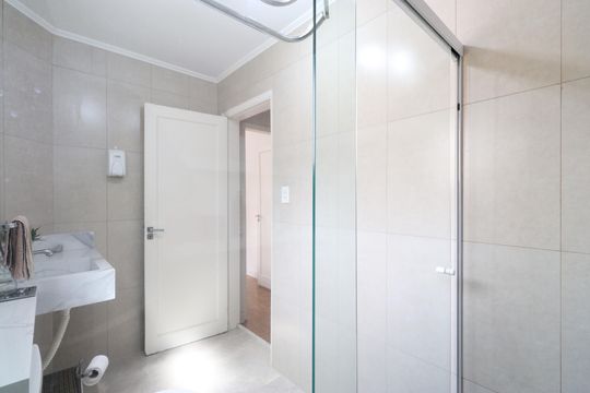 Banheiro  de apartamento à venda com 2 quartos, 74m² em Vila Romana, São Paulo