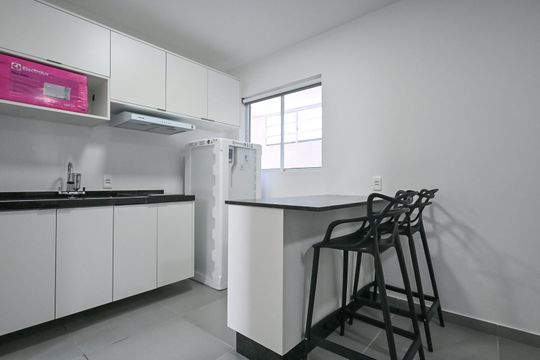 Cozinha de apartamento para alugar com 1 quarto, 27m² em Ferreira, São Paulo
