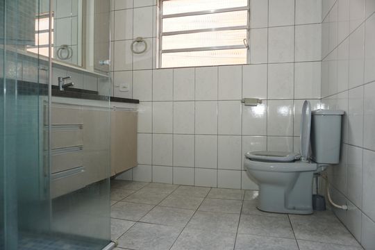 Banheiro 2 de casa para alugar com 2 quartos, 120m² em Jardim Valo Verde, Embu das Artes