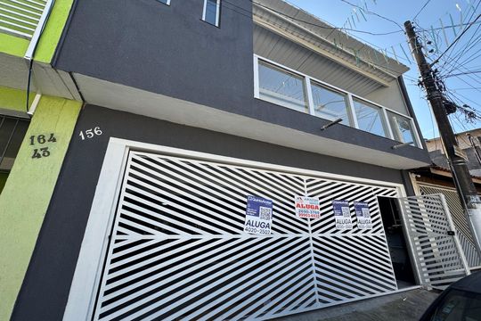 Fachada com placa de casa para alugar com 1 quarto, 40m² em Metalúrgicos, Osasco