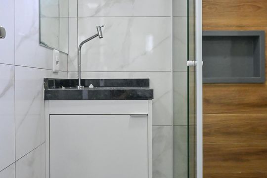Banheiro de apartamento para alugar com 1 quarto, 27m² em Ferreira, São Paulo