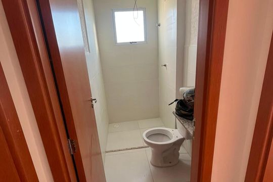 Banheiro de apartamento para alugar com 2 quartos, 44m² em Estância do Hibisco, Contagem