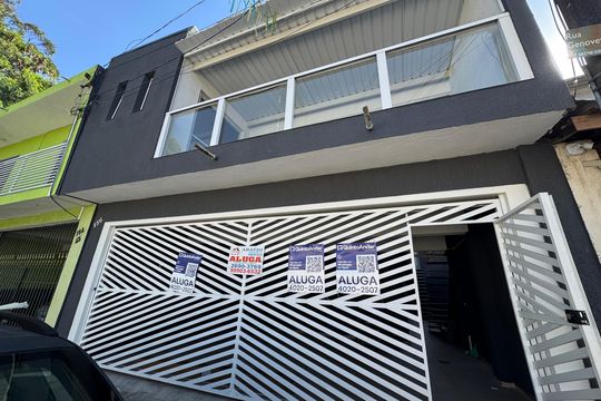 Fachada com placa grande de casa para alugar com 1 quarto, 45m² em Metalúrgicos, Osasco