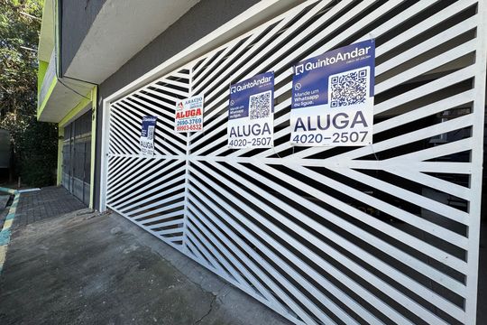 Fachada com placa grande de casa para alugar com 1 quarto, 45m² em Metalúrgicos, Osasco