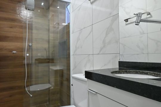 Banheiro de apartamento para alugar com 1 quarto, 27m² em Ferreira, São Paulo