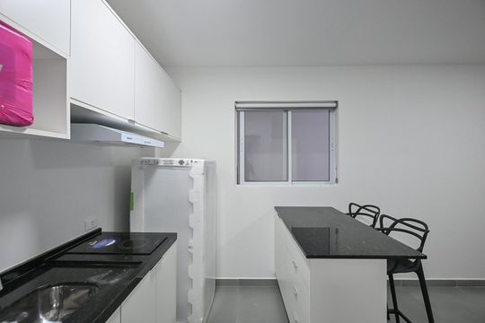 Cozinha de apartamento para alugar com 1 quarto, 27m² em Ferreira, São Paulo