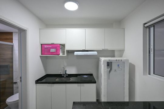 Cozinha de apartamento para alugar com 1 quarto, 27m² em Ferreira, São Paulo