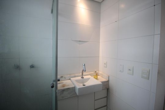 Banheiro da Suíte 1 de apartamento para alugar com 1 quarto, 93m² em Auxiliadora, Porto Alegre