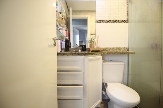 Banheiro de apartamento para alugar com 2 quartos, 43m² em Costa E Silva, Porto Alegre
