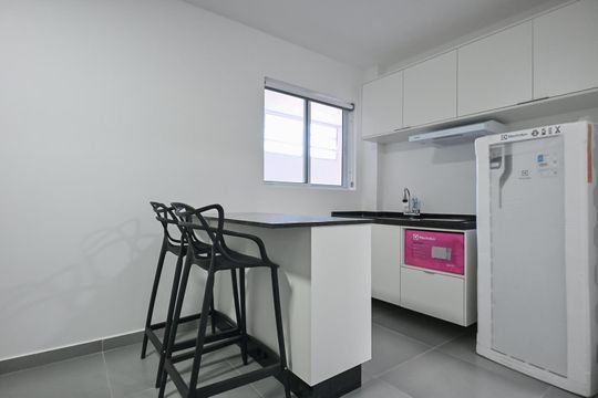 Cozinha de apartamento para alugar com 1 quarto, 27m² em Ferreira, São Paulo